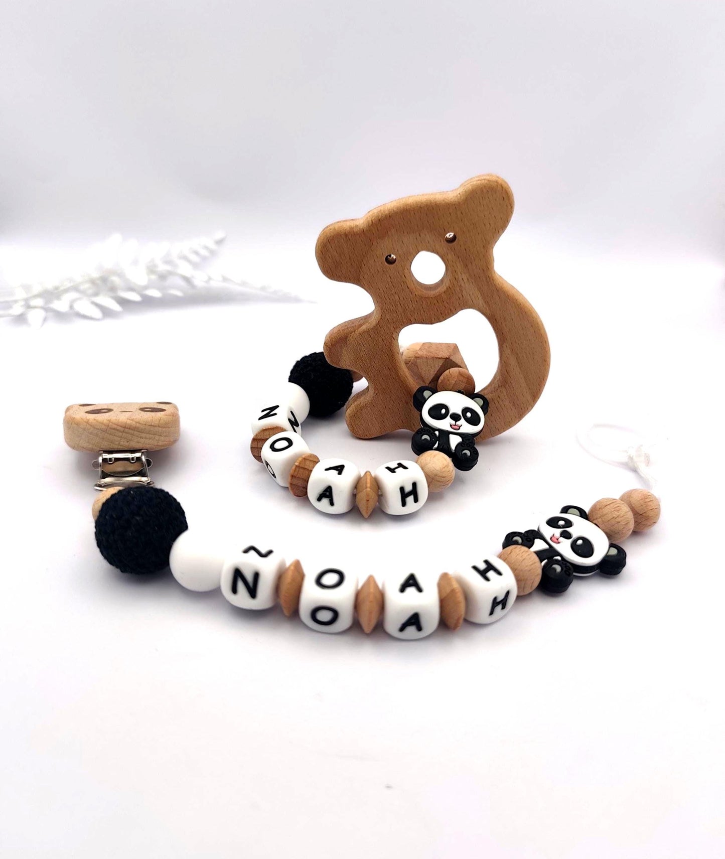 Personalisiertes Baby Geschenkset – Schnullerkette mit Namen & Rassel im Panda-Design | Geburts-, Taufgeschenk für Mädchen und Jungen