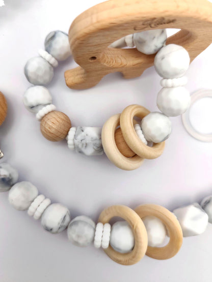 Personalisiertes Baby Geschenkset mit Gravur – Schnullerkette mit Namen & Greifling im Marmor-Design – Geschenk zur Geburt, Taufe, Babyparty
