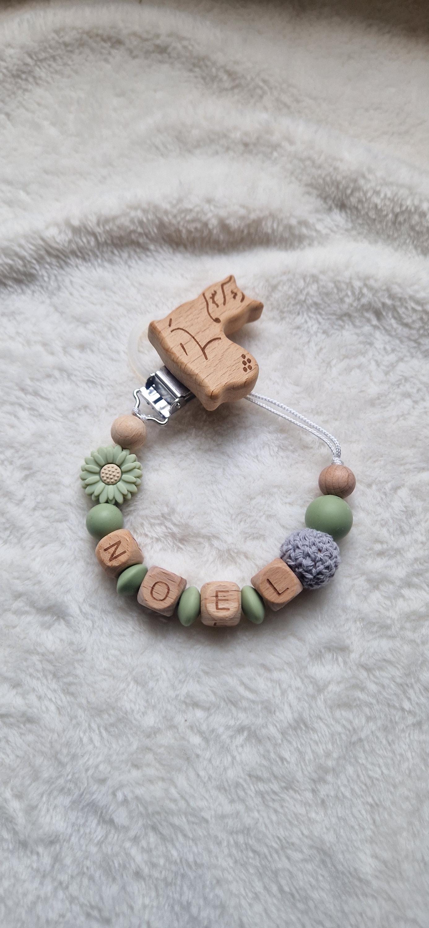 Personalisierte Schnullerkette grün mit Blume & Namen – Handgefertigte Babygeschenke – Holzbuchstaben – Individuelles Geschenk zur Geburt