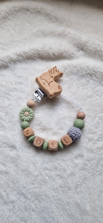 Personalisierte Schnullerkette grün mit Blume & Namen – Handgefertigte Babygeschenke – Holzbuchstaben – Individuelles Geschenk zur Geburt