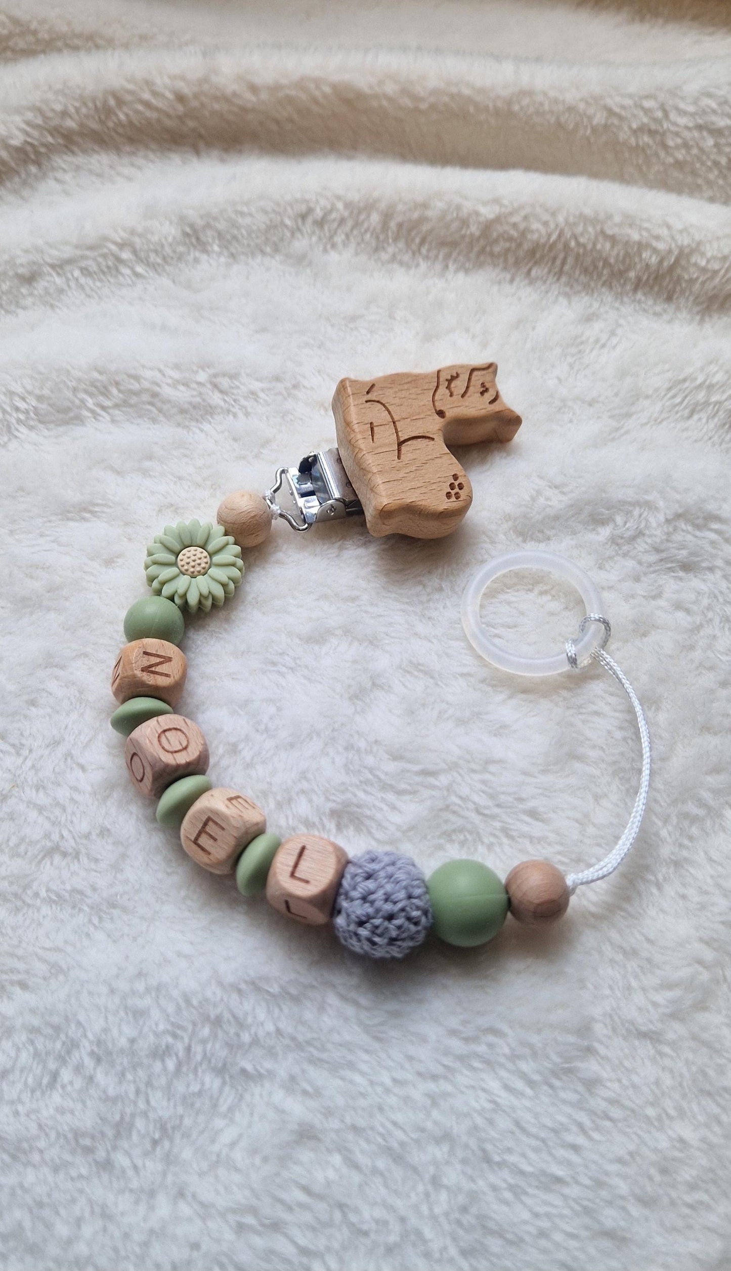 Personalisierte Schnullerkette grün mit Blume & Namen – Handgefertigte Babygeschenke – Holzbuchstaben – Individuelles Geschenk zur Geburt