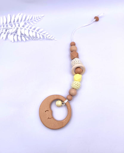 Maxi-Cosi Anhänger personalisiert mit Namen | Babysitzkette Holz & Häkelperlen | Babygeschenk Geburt Taufe