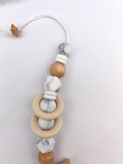 Maxicosi Anhänger mit Namensgravur – im edlen Marmor-Design – personalisiertes Babyspielzeug aus Holz & Silikon – Geschenk zur Geburt, Taufe