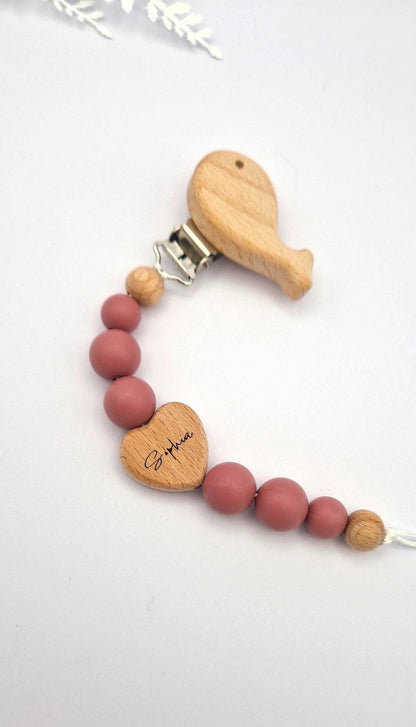 Personalisierte Schnullerkette mit Namen | Altrosa | Babygeschenk zur Geburt und Taufe | Handgefertigter Schnullerhalter BPA-frei | Mit Namensgravur