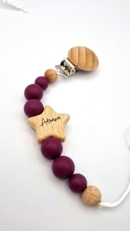 Personalisierte Schnullerkette mit Namen | Weinrot | Babygeschenk zur Geburt & Taufe | Handgefertigter Schnullerhalter BPA-frei | Mit Namensgravur