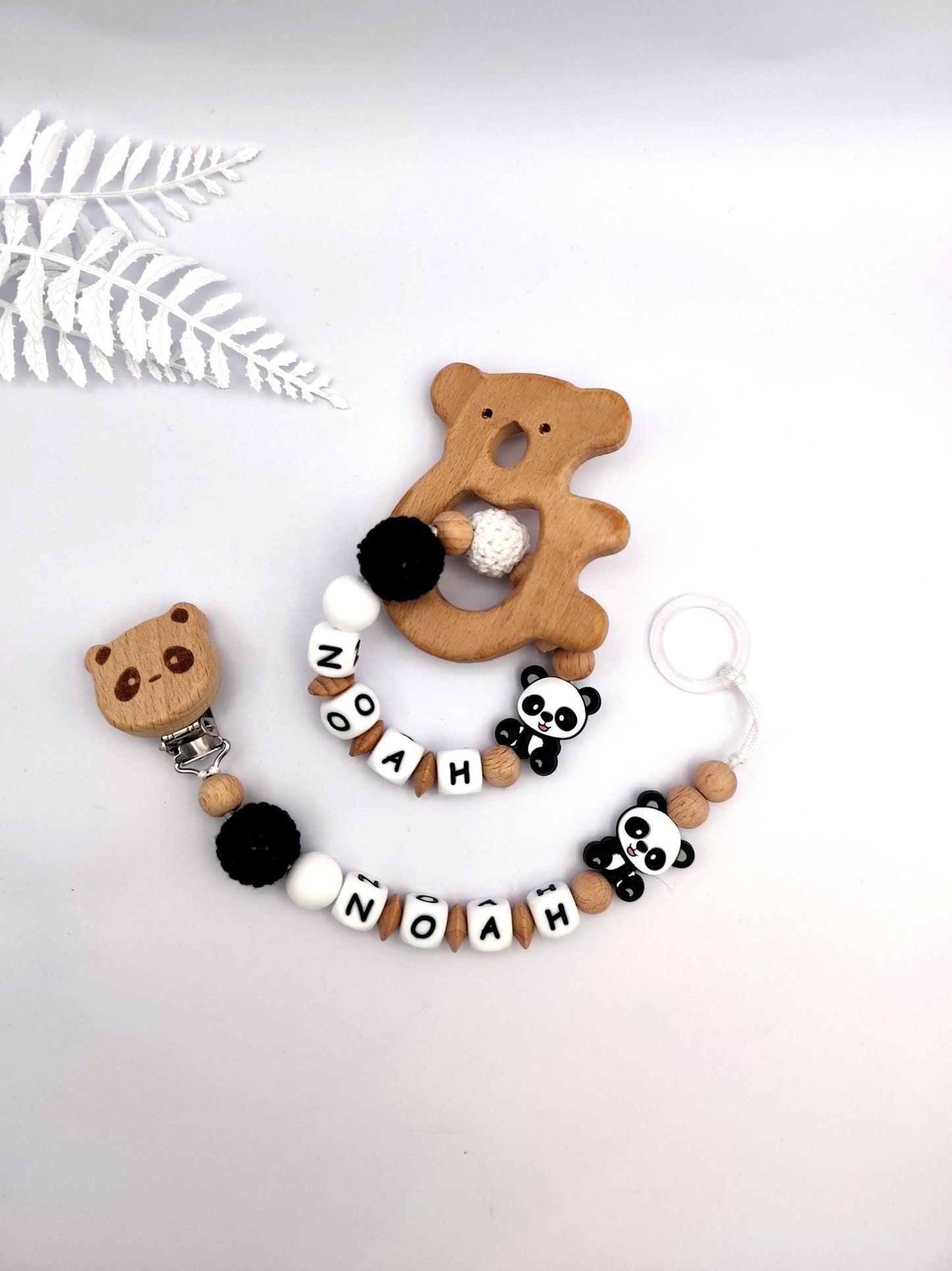 Personalisiertes Baby Geschenkset – Schnullerkette mit Namen & Rassel im Panda-Design | Geburts-, Taufgeschenk für Mädchen und Jungen