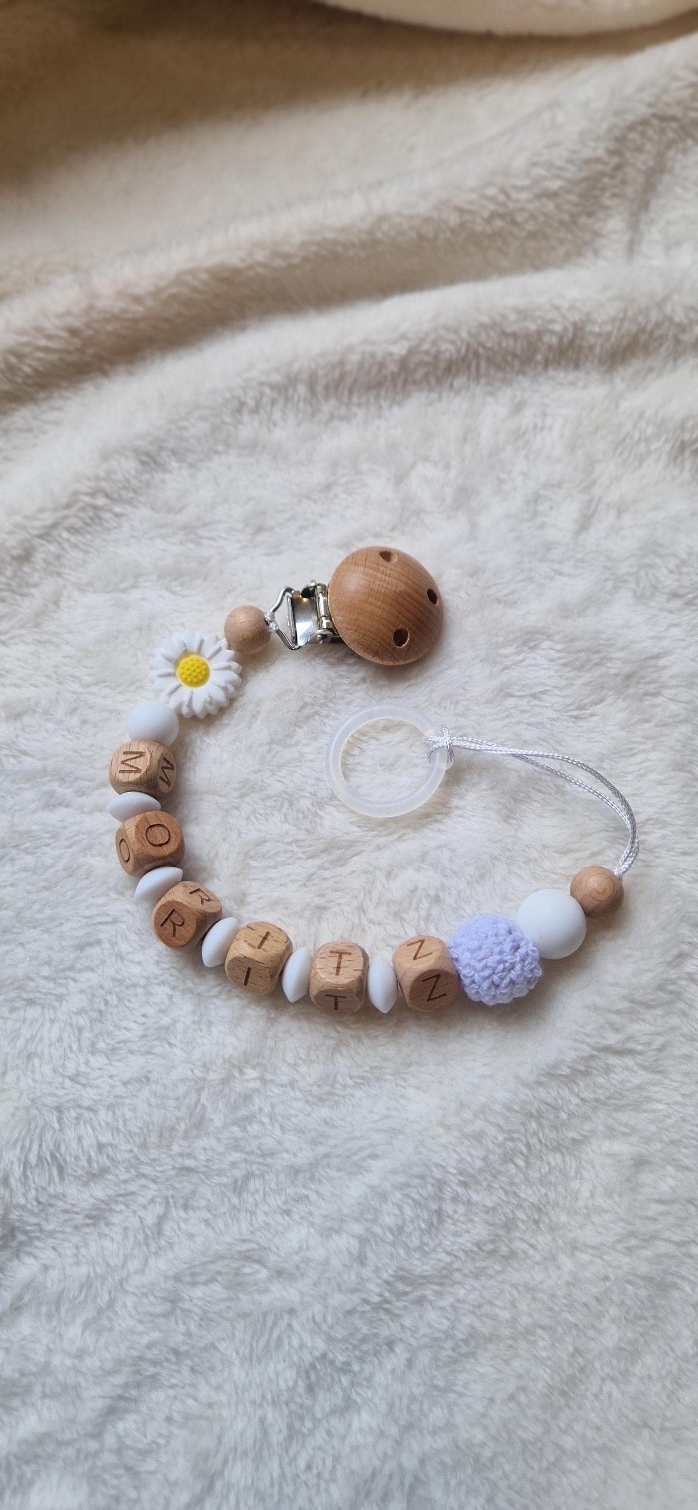 Personalisierte Schnullerkette weiß mit Blume und Namen – Handgefertigte Babygeschenke – Holzbuchstaben – Individuelles Geschenk zur Geburt