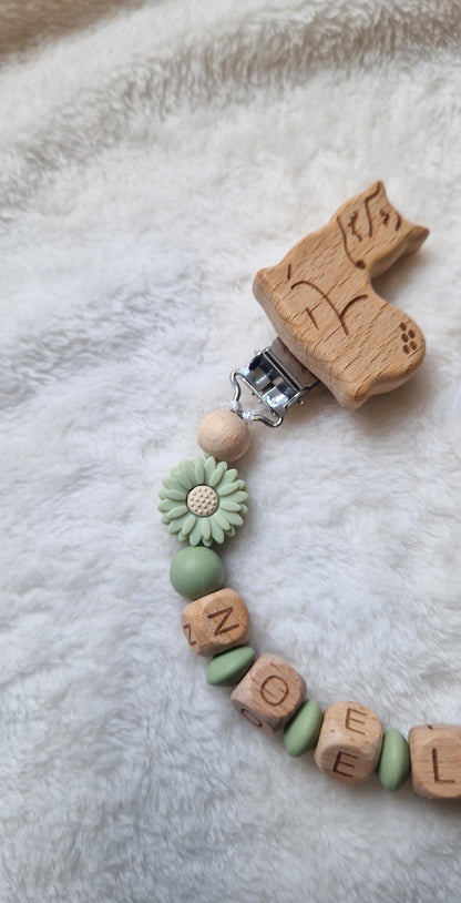 Personalisierte Schnullerkette grün mit Blume & Namen – Handgefertigte Babygeschenke – Holzbuchstaben – Individuelles Geschenk zur Geburt