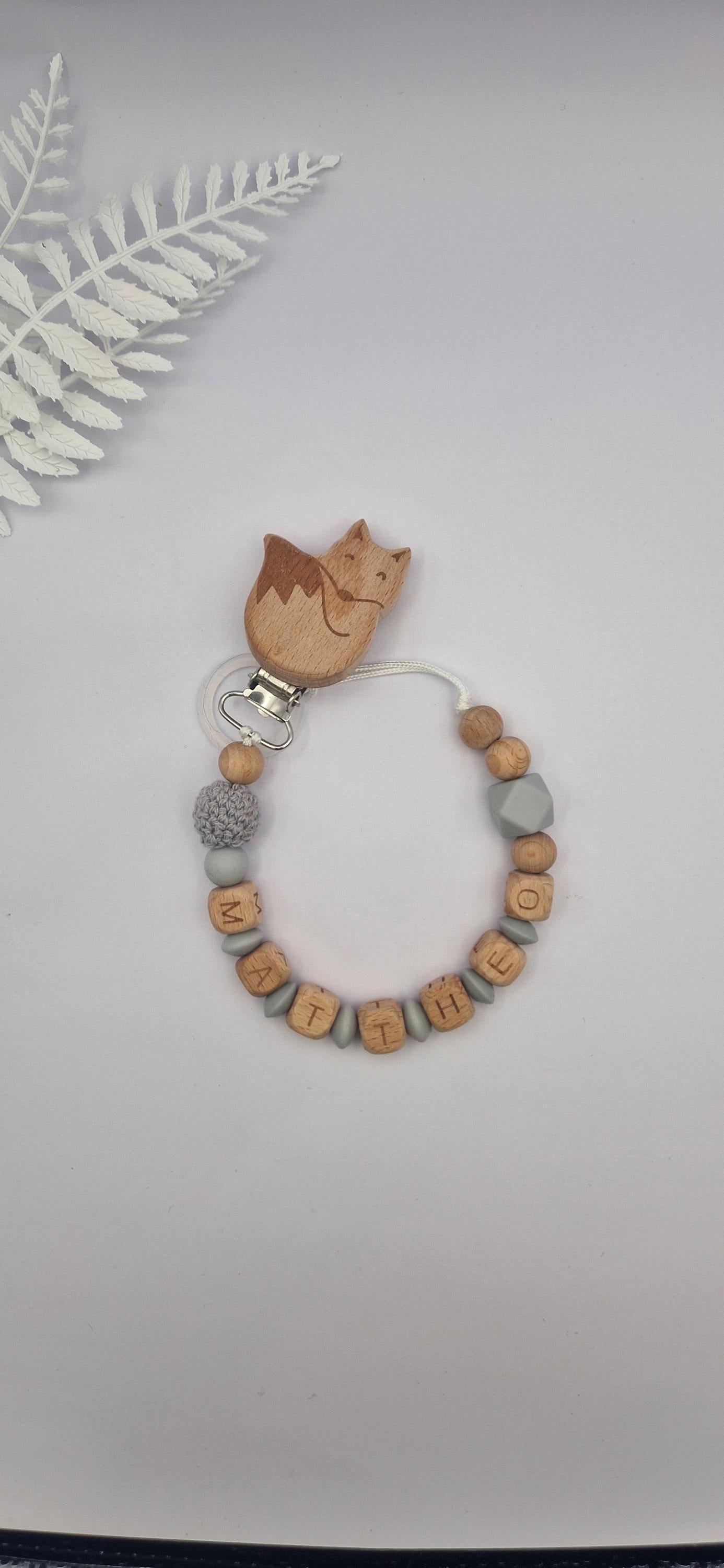 Personalisierte Schnullerkette mit Namen – liebevoll und sicher handgefertigtes Babygeschenk | Grau | Junge/Mädchen | BPA-frei | Holz & Silikon
