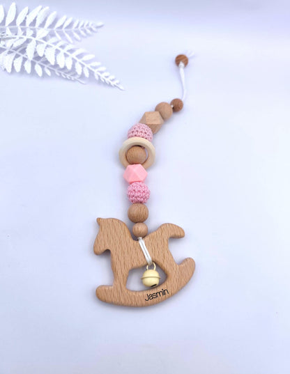 Maxi-Cosi Anhänger personalisiert mit Namen | Babysitzkette Holz & Häkelperlen | Babygeschenk Geburt Taufe