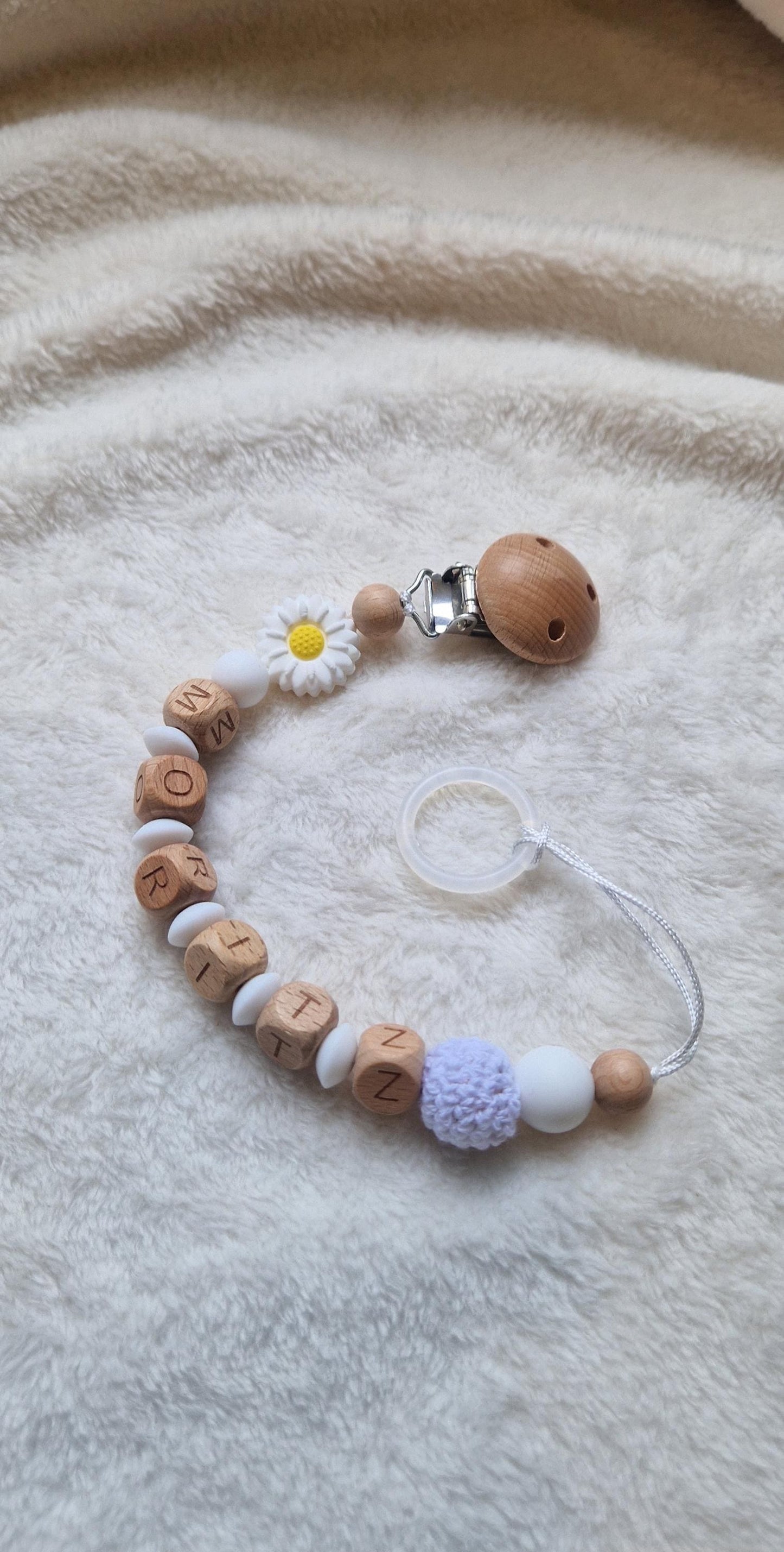 Personalisierte Schnullerkette weiß mit Blume und Namen – Handgefertigte Babygeschenke – Holzbuchstaben – Individuelles Geschenk zur Geburt