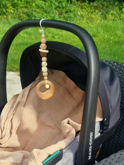 Maxi-Cosi Anhänger personalisiert mit Namen | Babysitzkette Holz & Häkelperlen | Babygeschenk Geburt Taufe
