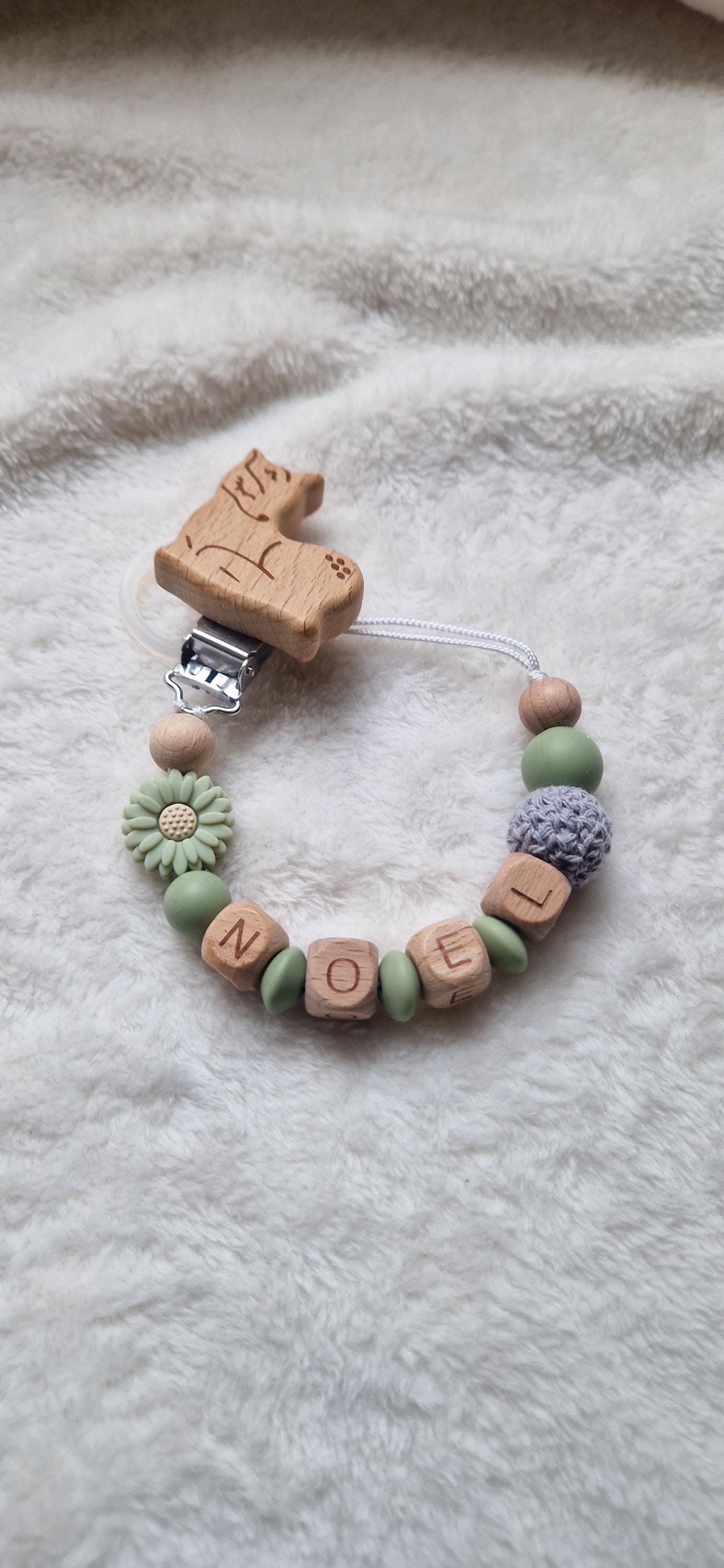 Personalisierte Schnullerkette grün mit Blume & Namen – Handgefertigte Babygeschenke – Holzbuchstaben – Individuelles Geschenk zur Geburt