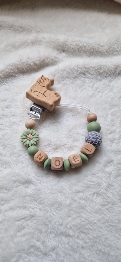 Personalisierte Schnullerkette grün mit Blume & Namen – Handgefertigte Babygeschenke – Holzbuchstaben – Individuelles Geschenk zur Geburt
