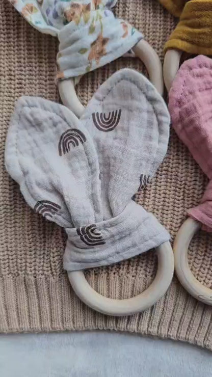 Greifring Musselin mit Namen, personalisiert – Baby Greifling aus Holz & Baumwolle – Geschenk zur Geburt & Taufe