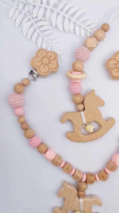 BABY GESCHENKSET 4-teilig personalisiert Rosa: Schnullerkette aus Buchenholz, Kinderwagenspielzeug, Greifling und Maxicosi-Anhänger