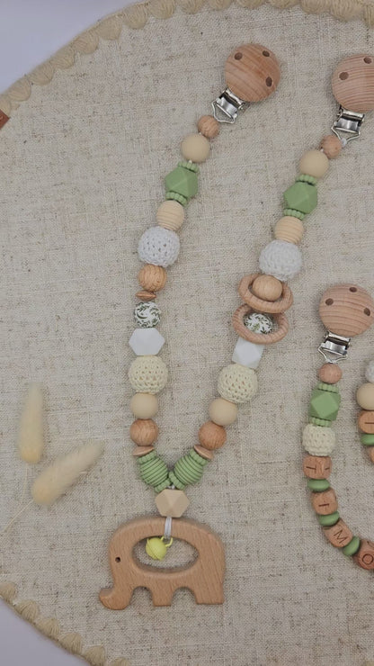 Personalisiertes Baby-Set mit Namen – Kinderwagenkette, Schnullerkette & Greifling – Salbeigrün & Holz