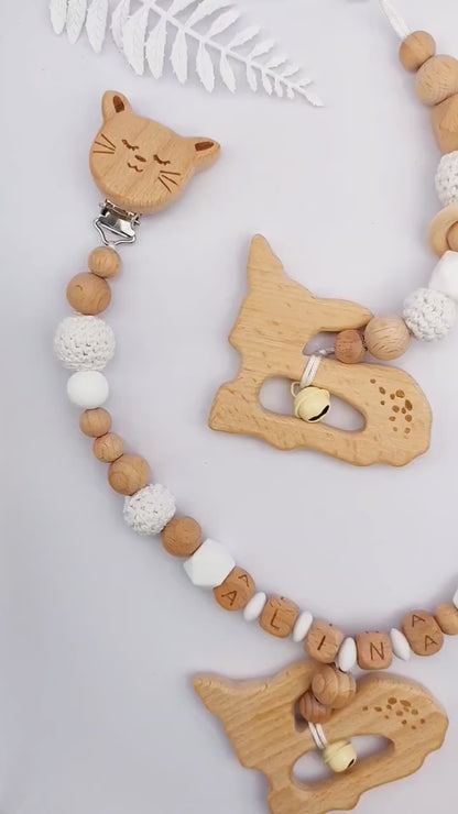 Personalisierte 4-teilige Kinderwagenkette: Schnullerkette aus Baumwolle mit Namen - Greifling und Maxi-Cosi-Anhänger - Babyparty-Geschenk