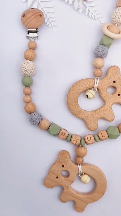 Personalisiertes 4-teiliges Baby-Geschenkset – Schnullerkette, Kinderwagenkette, Greifling & Maxicosi-Anhänger – handgefertigt in Österreich