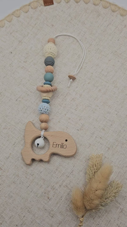 Personalisierter Maxi-Cosi Anhänger mit Holzfigur & Glöckchen | Baby Anhänger