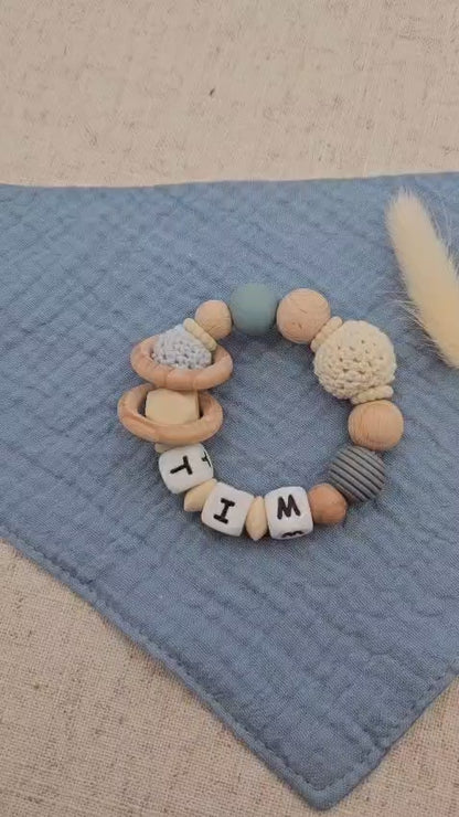 Baby Greifling mit Namen - Babyrassel blau- Geschenk zur Geburt-Handgefertigt & BPA-frei