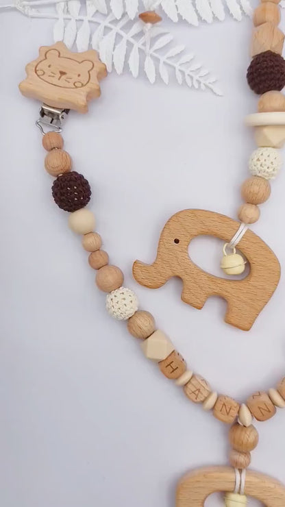 Personalisierte 4-teilige Kinderwagenkette: Schnullerkette aus Baumwolle mit Namen, Greifling und Maxi-Cosi-Anhänger - Babyparty-Geschenk