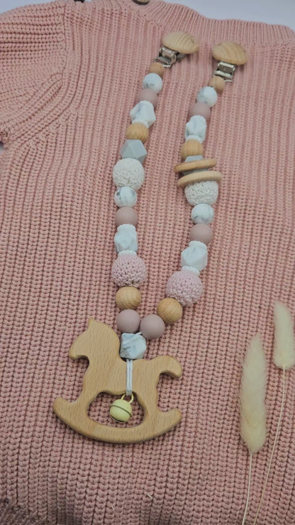 Personalisierte Kinderwagenkette mit Namen für Mädchen – BPA-frei aus Silikon & Holz, Babygeschenk zur Geburt, Marmordesign/Rose