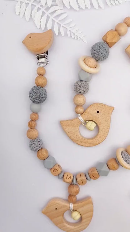 4-teiliges personalisiertes Baby-Geschenkset – Schnullerkette, Kinderwagenkette, Greifling & Maxicosi-Anhänger, handgefertigt in Österreich