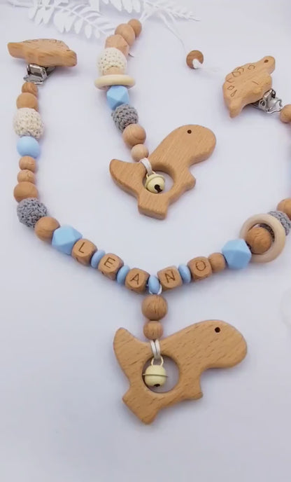 Personalisiertes 4-teiliges Baby-Geschenkset – Schnullerkette, Kinderwagenkette, Greifling & Maxi-Cosi-Anhänger, handgefertigt in Österreich