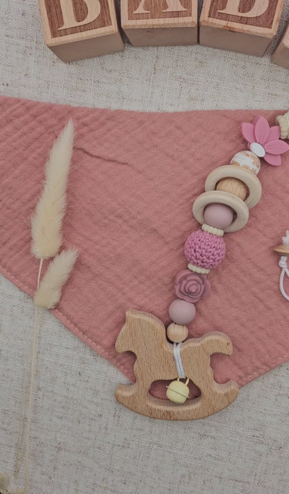 Maxi-Cosi Anhänger mit Name – Rosa Blume – BPA-frei – Personalisierter Babyschalen- & Kinderwagenanhänger für Mädchen