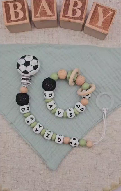 Fußball Schnullerkette & Greifling Set mit Namen – Für kleine Fußballfans - Babygeschenk mit Namen