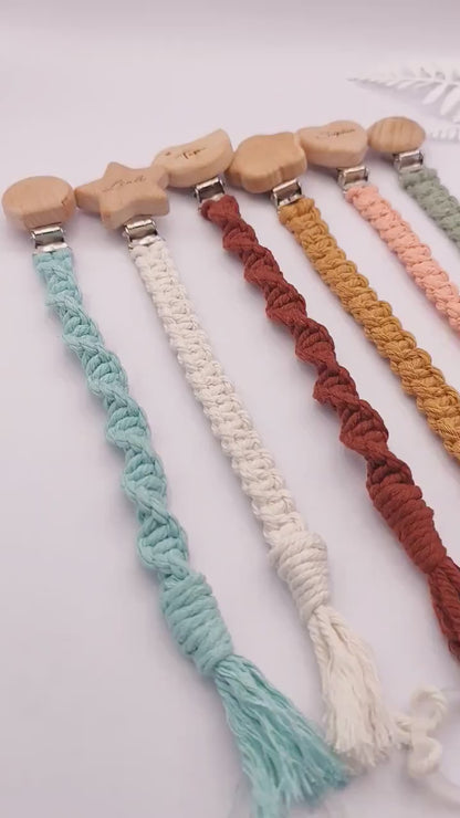 Personalisierte Makramee Schnullerkette – Handgefertigt in Österreich – 100% Baumwolle – Babygeschenk mit Namensgravur