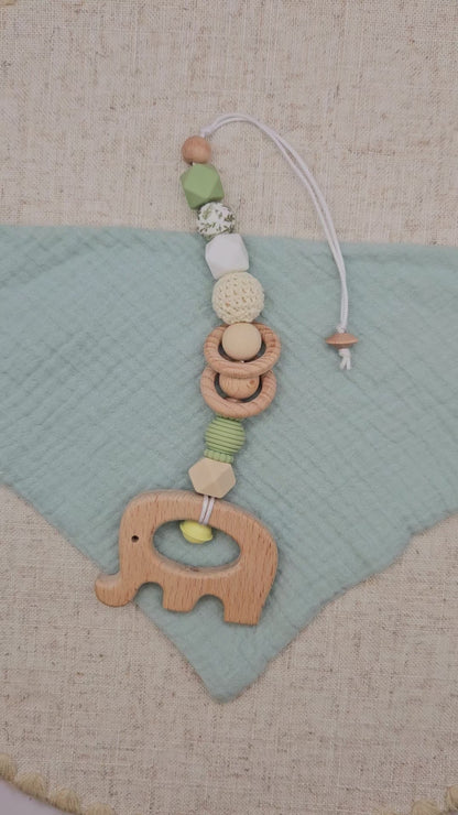 Maxi-Cosi Anhänger mit Name – BPA-frei – Personalisierter Babyschalen- & Kinderwagenanhänger – Salbeigrün