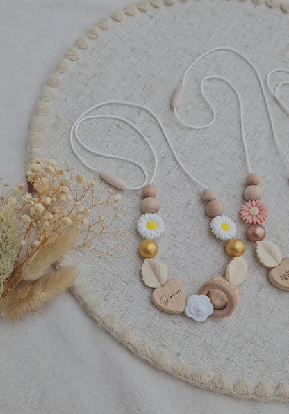 Personalisierte Stillkette Boho mit Namen – Für Mama & Baby Accessoire aus Silikon & Holz, Blumen, Namensgravur