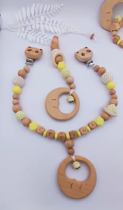 4-teiliges personalisiertes Baby-Geschenkset – Schnullerkette, Kinderwagenkette, Greifling & Maxicosi-Anhänger, handgefertigt in Österreich