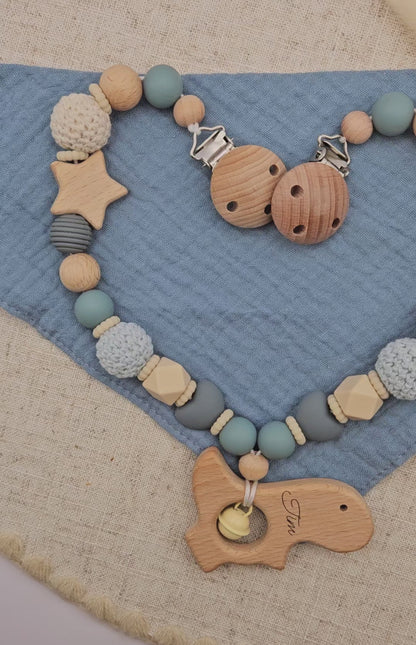 Personalisierte Kinderwagenkette für Jungen mit Namen – Grau Blau mit Sternen | BPA-frei