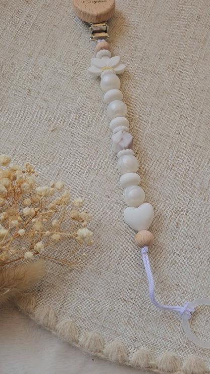 Personalisierte Schnullerkette Lotus | Mit Namensgravur | Boho Weiß-Beige
