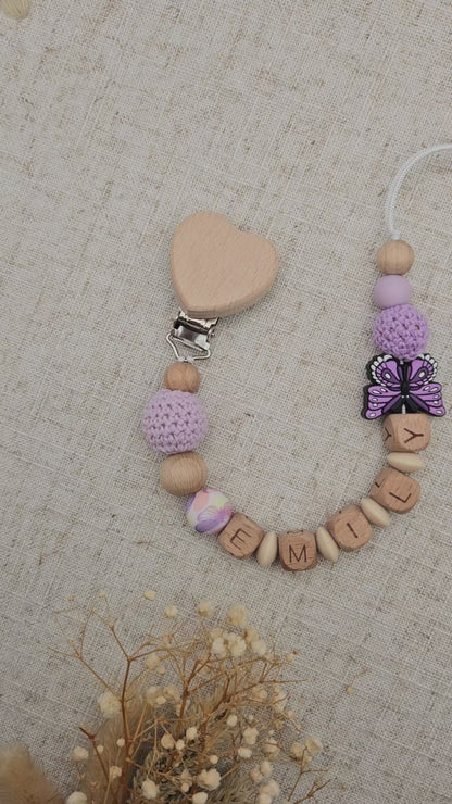 Personalisierte Schnullerkette mit Namen – Lila Schmetterling & Holzperlen