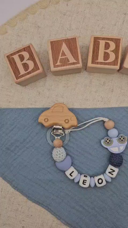 Personalisiertes Babygeschenk - Schnullerkette mit Namen - Auto Motiv –  zur Geburt & Taufe