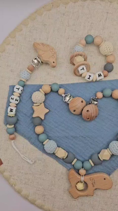 Modernes 3-teiliges Baby Set mit Namen. Kinderwagenkette, Schnullerkette & Greifling, BPA-frei & sicher